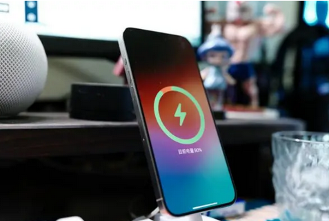 霍城苹果15换屏服务分享用什么充电器给iPhone15充电更好 